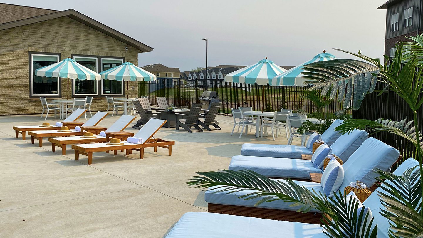 Rush-Creek-Apartments_Pool-Loungers